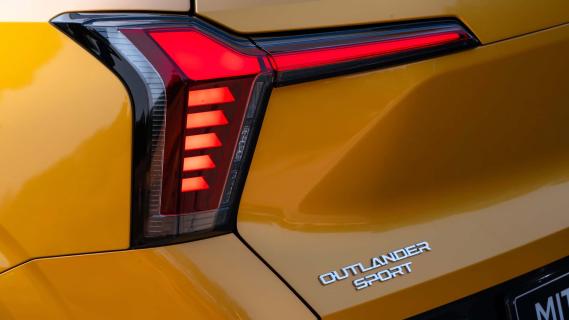 Mitsubishi Outlander Sport oranje (2025) achterzijde detail achterlichten badge