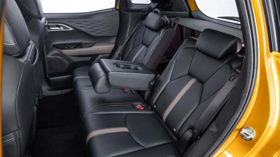 Mitsubishi Outlander Sport oranje (2025) interieur achterbank