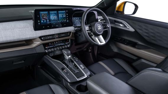 Mitsubishi Outlander Sport oranje (2025) interieur dashboard