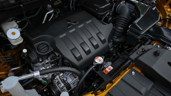 Mitsubishi Outlander Sport oranje (2025) motor