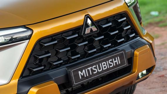 Mitsubishi Outlander Sport oranje (2025) detail voorzijde neus grille logo