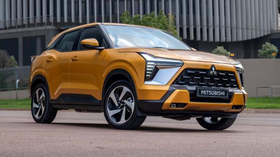 Mitsubishi Outlander Sport oranje (2025) zijkant rechts voor schuin laag stilstaand