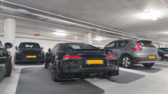 Audi R8 geparkeerd op twee vakken in parkeergarage in Amsterdam