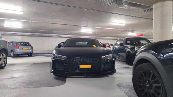 Audi R8 geparkeerd op twee vakken in parkeergarage in Amsterdam