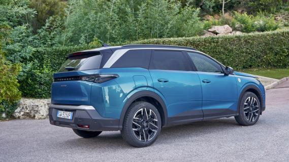 Peugeot 5008 Allure Hybrid 136 (P67) blauw (2025) zijkant rechts achter schuin tuin