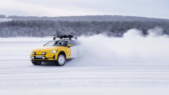 Polestar 2 Arctic Circle Edition geel wit zijkant links schuin voor sneeuw drift