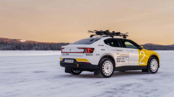 Polestar 2 Artic Circle Edition geel wit zijkant rechts zijkant achter in sneeuw stilstaand