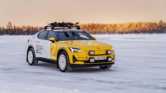 Polestar 2 Artic Circle Edition geel wit rechts zijkant voor in sneeuw stilstaand