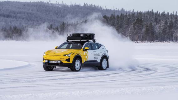 Polestar 3 Arctic Circle Edition geel wit zijkant links schuin voor sneeuw drift