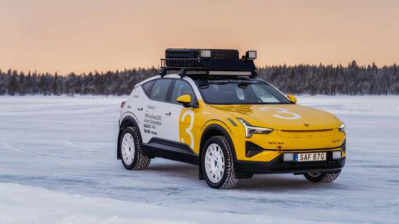 Polestar 3 Artic Circle Edition geel wit rechts zijkant voor in sneeuw stilstaand