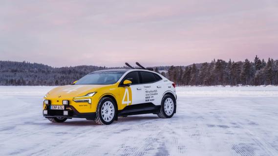 Polestar 4 Artic Circle Edition geel wit links zijkant voor in sneeuw stilstaand