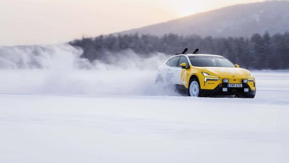 Polestar 4 Arctic Circle Edition geel wit zijkant links schuin voor sneeuw drift