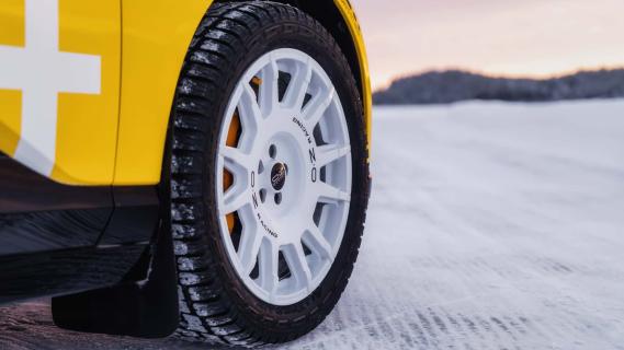 Polestar 4 zijkant geel wit OZ winterwielen