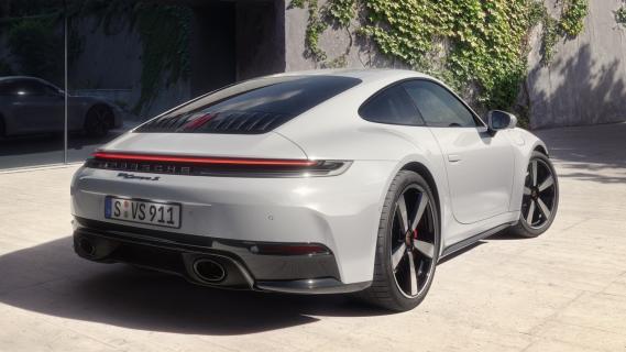 Porsche 911 Carrera S Coupé (992) grijs (2025) zijkant rechtsachter schuin laag