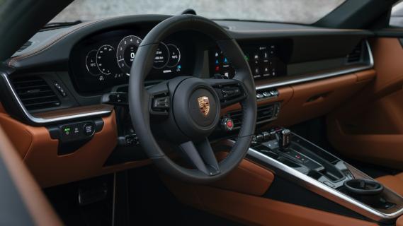 Porsche 911 Carrera S Coupé (992) grijs (2025) interieur dashboard cognac leer