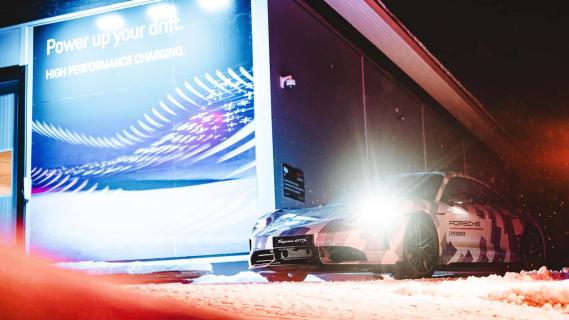 Porsche Taycan GTS 2025 drift record links schuin voor in sneeuw donker