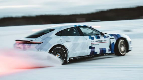 Porsche Taycan GTS 2025 wit driften links schuin rechts achter sneeuw Finland