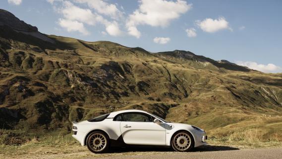 Ravage Groupe 4 Alpine A110 (2025) wit zijkant rechts bergen