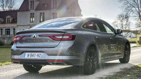 Renault Talisman S Edition (2018) sedan grijs zijkant rechts achter schuin