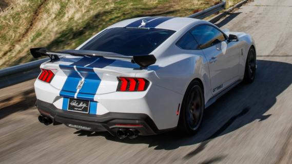 Shelby GT350 wit (2025) zijkant rechts schuin achter rijdend