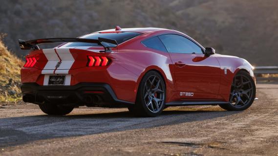 Shelby GT350 rood (2025) achterzijde links schuin rechts