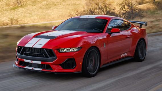 xShelby GT350 wit (2025) voorzijde linksvoor schuin rijdend volle zon