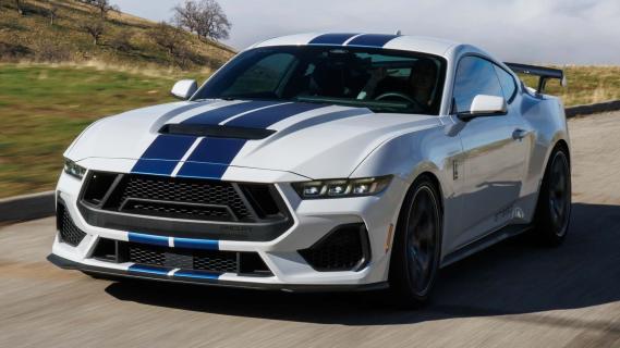 Shelby GT350 wit (2025) voorzijde linksvoor schuin rijdend volle zon