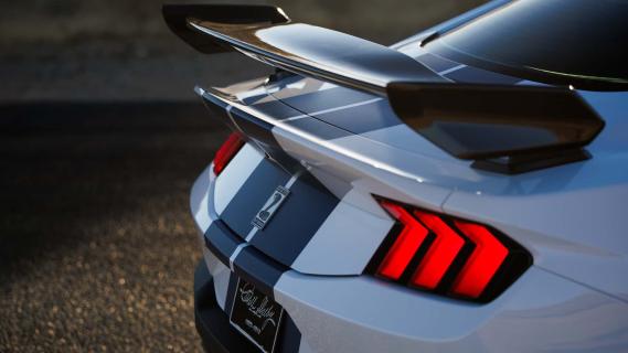 Shelby GT350 wit (2025) achterzijde detail strepen spoiler achterlichten