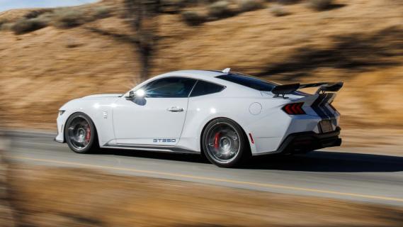 Shelby GT350 wit (2025) zijkant rechts achter schuin rijdend zonlicht