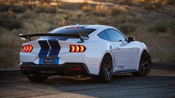 Shelby GT350 wit (2025) zijkant rechts achter schuin achterlichten aan