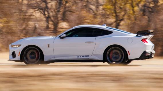 Shelby GT350 wit (2025) zijkant links rijdend bomen