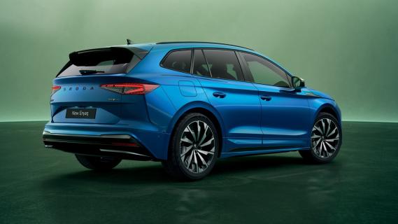 Skoda Enyaq facelift blauw (2025) zijkant rechts achter schuin