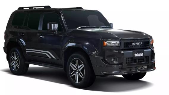 TOM'S Toyota Land Cruiser (2025) zwart zijkant voor schuin