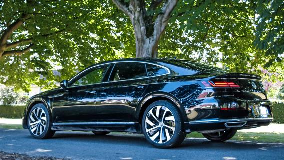 Volkswagen Arteon geparkeerd