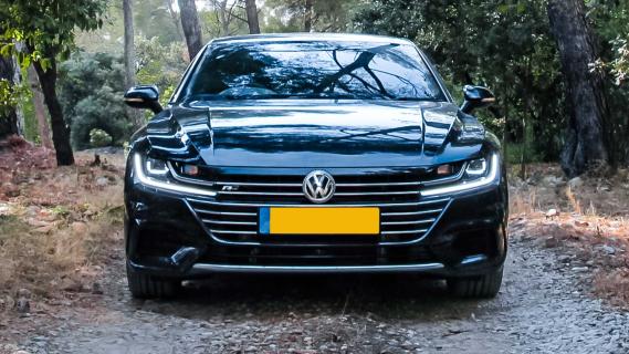 Volkswagen Arteon geparkeerd