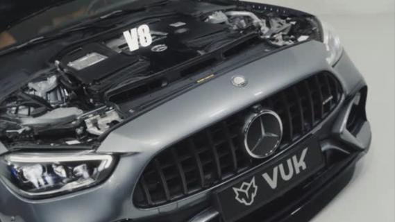 VUK Manufaktur Mercedes C 63 AMG met V8 W206 grijs (2025) motorkap open voorzijde