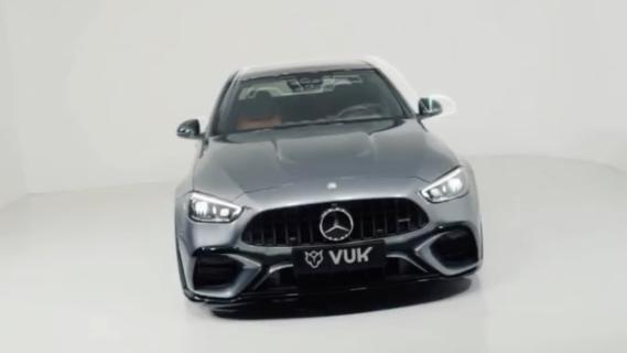 VUK Manufaktur Mercedes C 63 AMG met V8 W206 grijs (2025) voorzijde