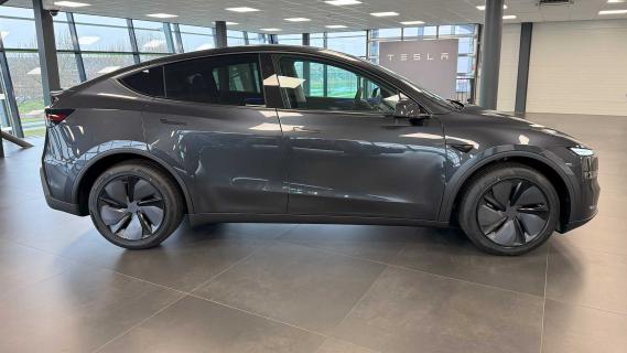 Zijkant Tesla Model Y nieuw facelift (2025)