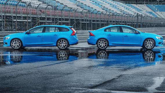 Volvo V60 & S60 Polestar (2014) zijkant naast elkaar pitlane nat