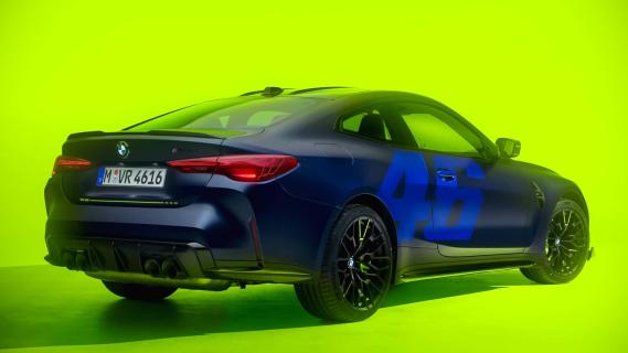 BMW M4 CS Edition VR46 (G82) blauw zijkant rechtsachter