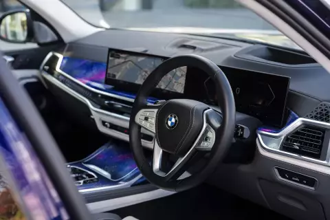 BMW X7 Nishiki Lounge (G07) blauw zilver (2025) interieur dashboard