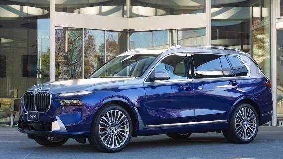 BMW X7 Nishiki Lounge (G07) blauw zilver (2025) zijkant links schuin voor