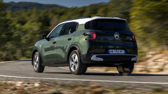 Citroën C3 Aircross Hybrid 2025 review: 3/4 achter rijdend