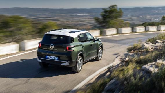 Citroën C3 Aircross Hybrid 2025 review: 3/4 achter rijdend hoog