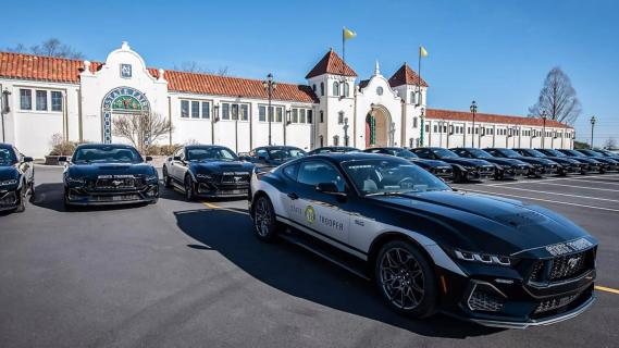 Ford Mustang GT NCSHP politieauto (2025) groepsfoto zijkant voor schuin