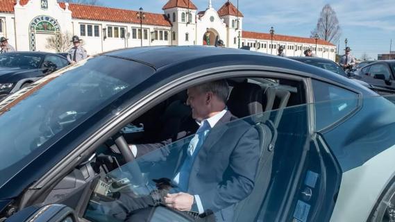 Ford Mustang GT NCSHP politieauto (2025) meneer in auto wat een mooie wagen