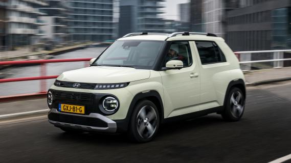 Hyundai Inster Evolve geel (2025) zijkant links voor schuin rijdend