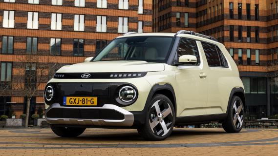 Hyundai Inster Evolve geel (2025) zijkant links voor schuin rijdend bochtje