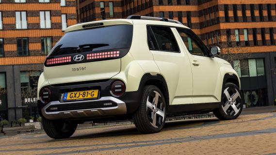 Hyundai Inster Evolve geel (2025) zijkant links achter schuin