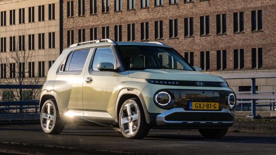 Hyundai Inster Evolve geel (2025) zijkant rechts voor zonlicht